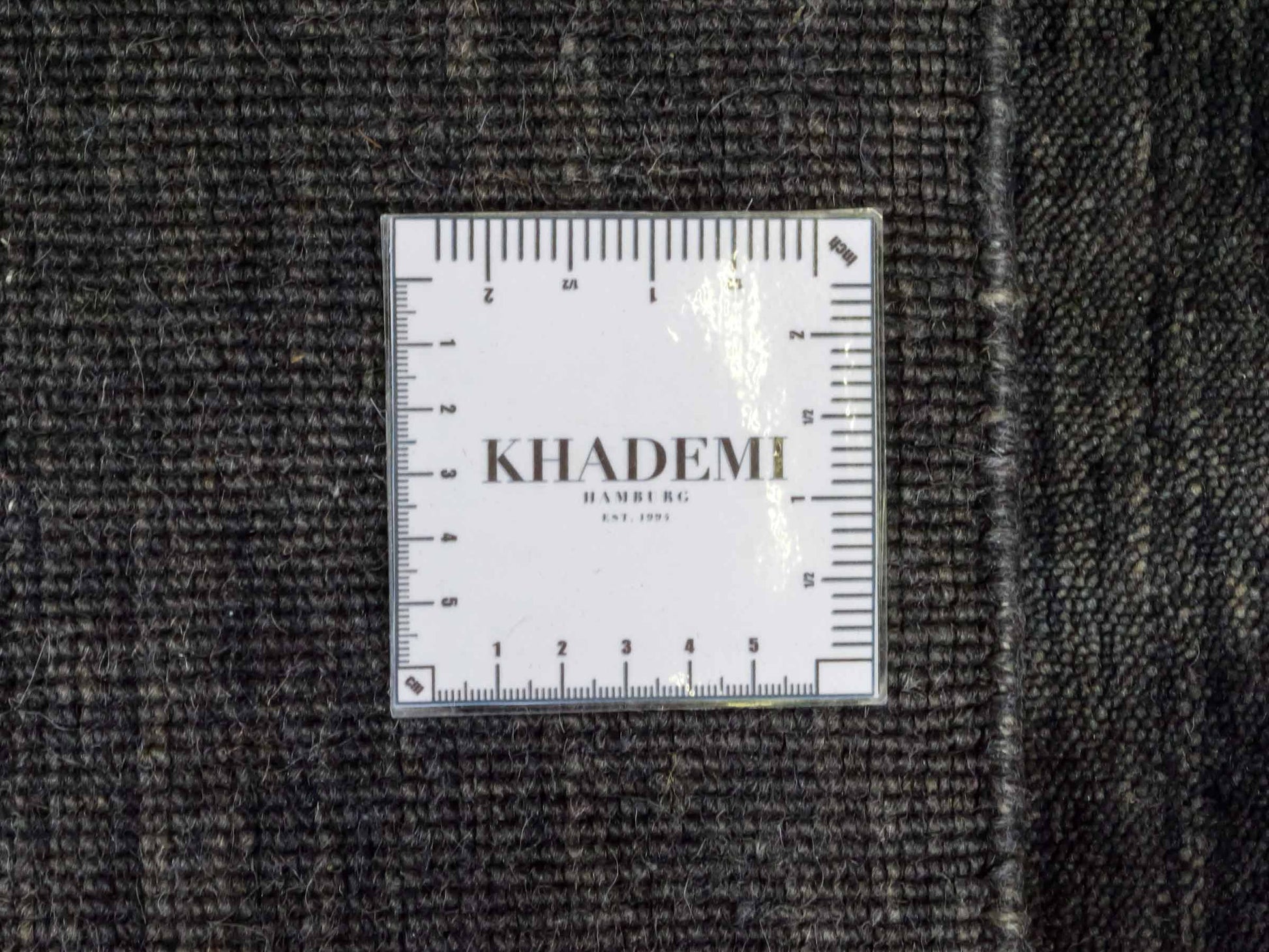 Moderner, Handloom Gabbeh Orientteppich von Khademi aus Wolle, anthrazit-grau. Einfarbiges Uni-Design. Produziert in Indien. Größe: 60x40cm. Teppichnummer: KB4-1617D. Verkauf durch Jupiter Intl.