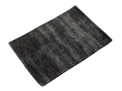 Moderner, Handloom Gabbeh Orientteppich von Khademi aus Wolle, anthrazit-grau. Einfarbiges Uni-Design. Produziert in Indien. Größe: 60x40cm. Teppichnummer: KB4-1617D. Verkauf durch Jupiter Intl.