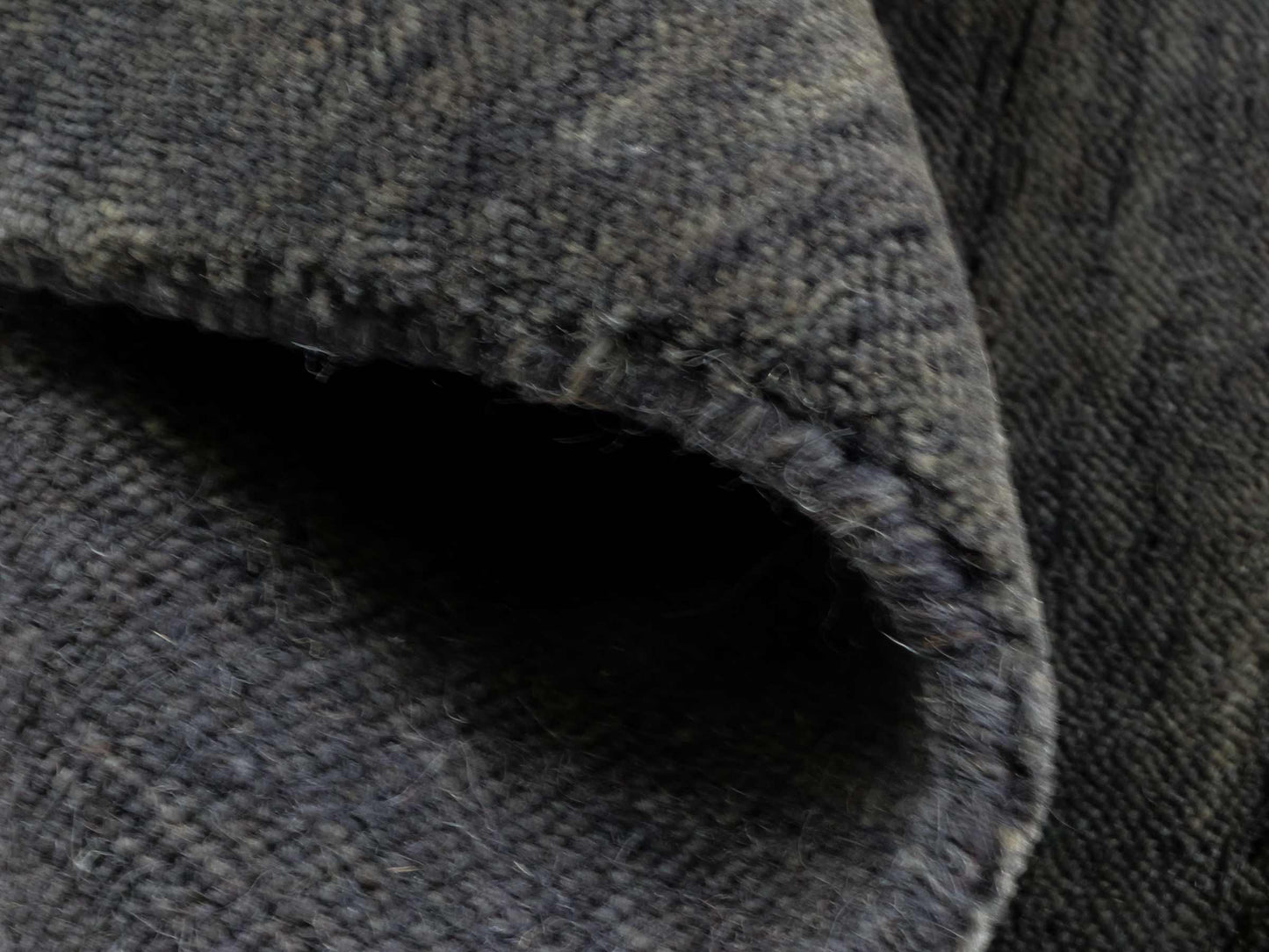 Moderner, Handloom Gabbeh Orientteppich von Khademi aus Wolle, anthrazit-grau. Einfarbiges Uni-Design. Produziert in Indien. Größe: 60x40cm. Teppichnummer: KB4-1617D. Verkauf durch Jupiter Intl.