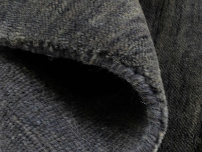 Moderner, Handloom Gabbeh Orientteppich von Khademi aus Wolle, anthrazit-grau. Einfarbiges Uni-Design. Produziert in Indien. Größe: 60x40cm. Teppichnummer: KB4-1617D. Verkauf durch Jupiter Intl.