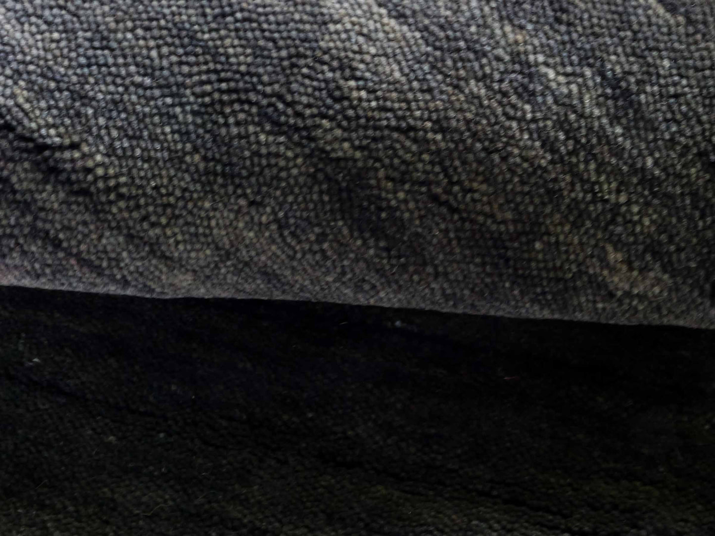 Moderner, Handloom Gabbeh Orientteppich von Khademi aus Wolle, anthrazit-grau. Einfarbiges Uni-Design. Produziert in Indien. Größe: 60x40cm. Teppichnummer: KB4-1617D. Verkauf durch Jupiter Intl.