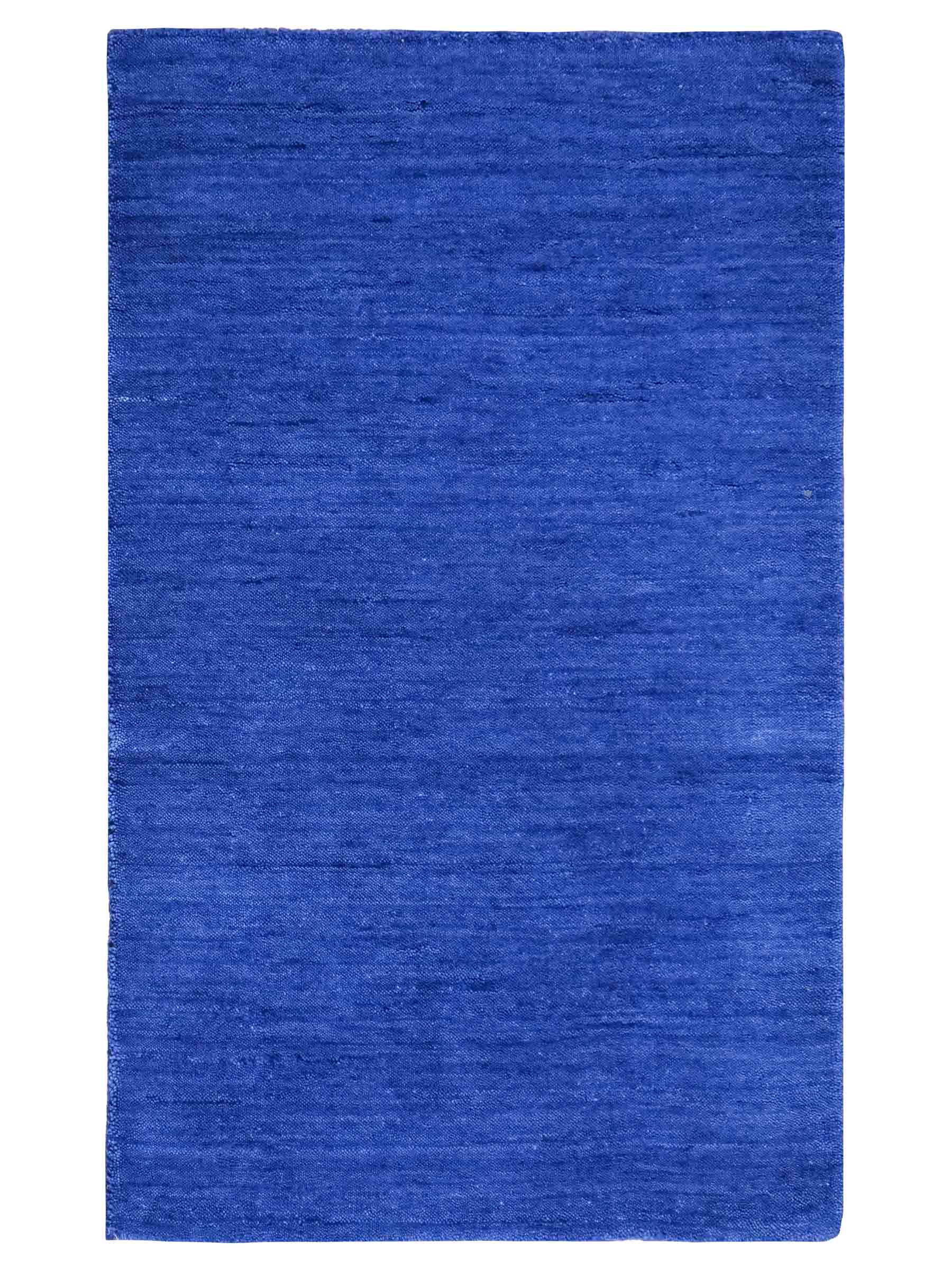 Moderner, Handloom Gabbeh Orientteppich von Khademi aus Wolle, blau. Einfarbiges Uni-Design. Produziert in Indien. Größe: 86x59cm. Teppichnummer: KB4-1592. Verkauf durch Jupiter Intl.