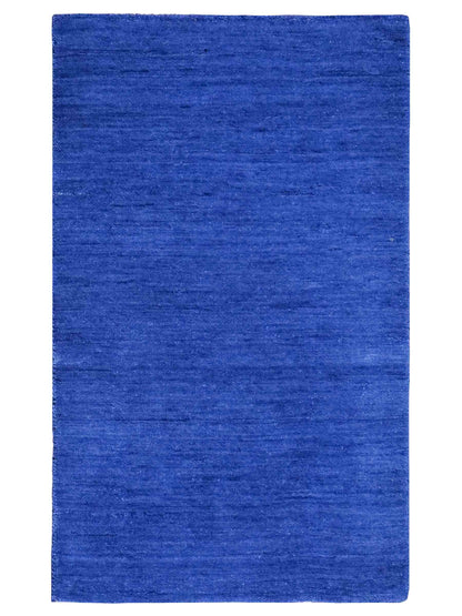 Moderner, Handloom Gabbeh Orientteppich von Khademi aus Wolle, blau. Einfarbiges Uni-Design. Produziert in Indien. Größe: 86x59cm. Teppichnummer: KB4-1592. Verkauf durch Jupiter Intl.