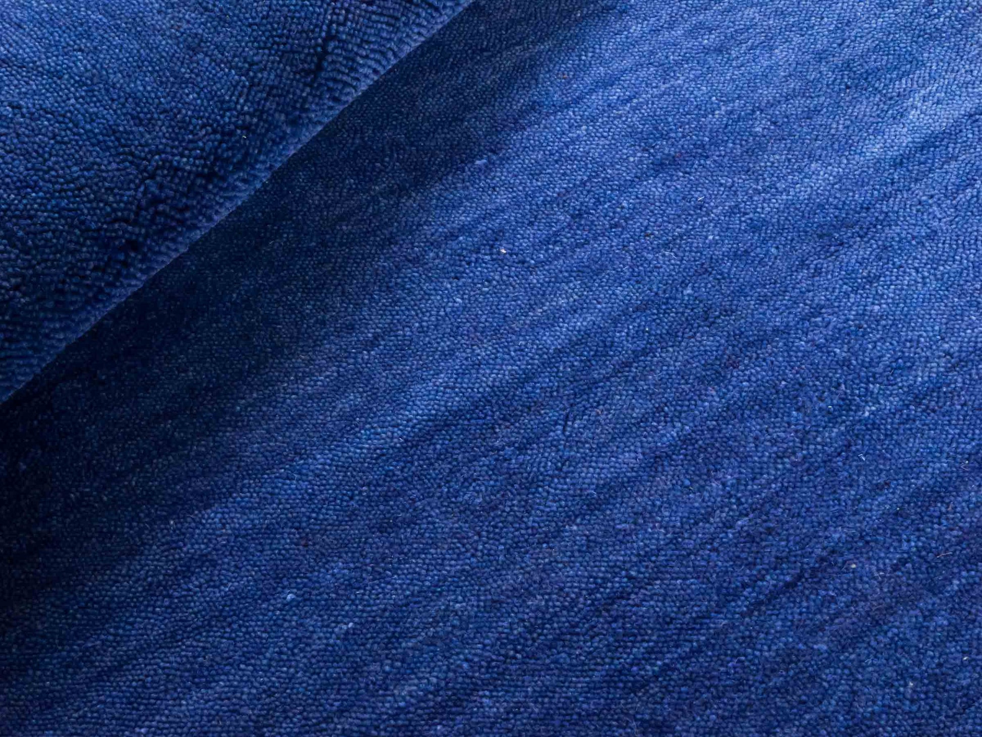 Moderner, Handloom Gabbeh Orientteppich von Khademi aus Wolle, blau. Einfarbiges Uni-Design. Produziert in Indien. Größe: 86x59cm. Teppichnummer: KB4-1592. Verkauf durch Jupiter Intl.