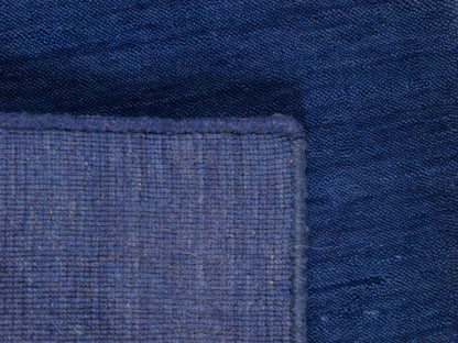 Moderner, Handloom Gabbeh Orientteppich von Khademi aus Wolle, blau. Einfarbiges Uni-Design. Produziert in Indien. Größe: 86x59cm. Teppichnummer: KB4-1592. Verkauf durch Jupiter Intl.