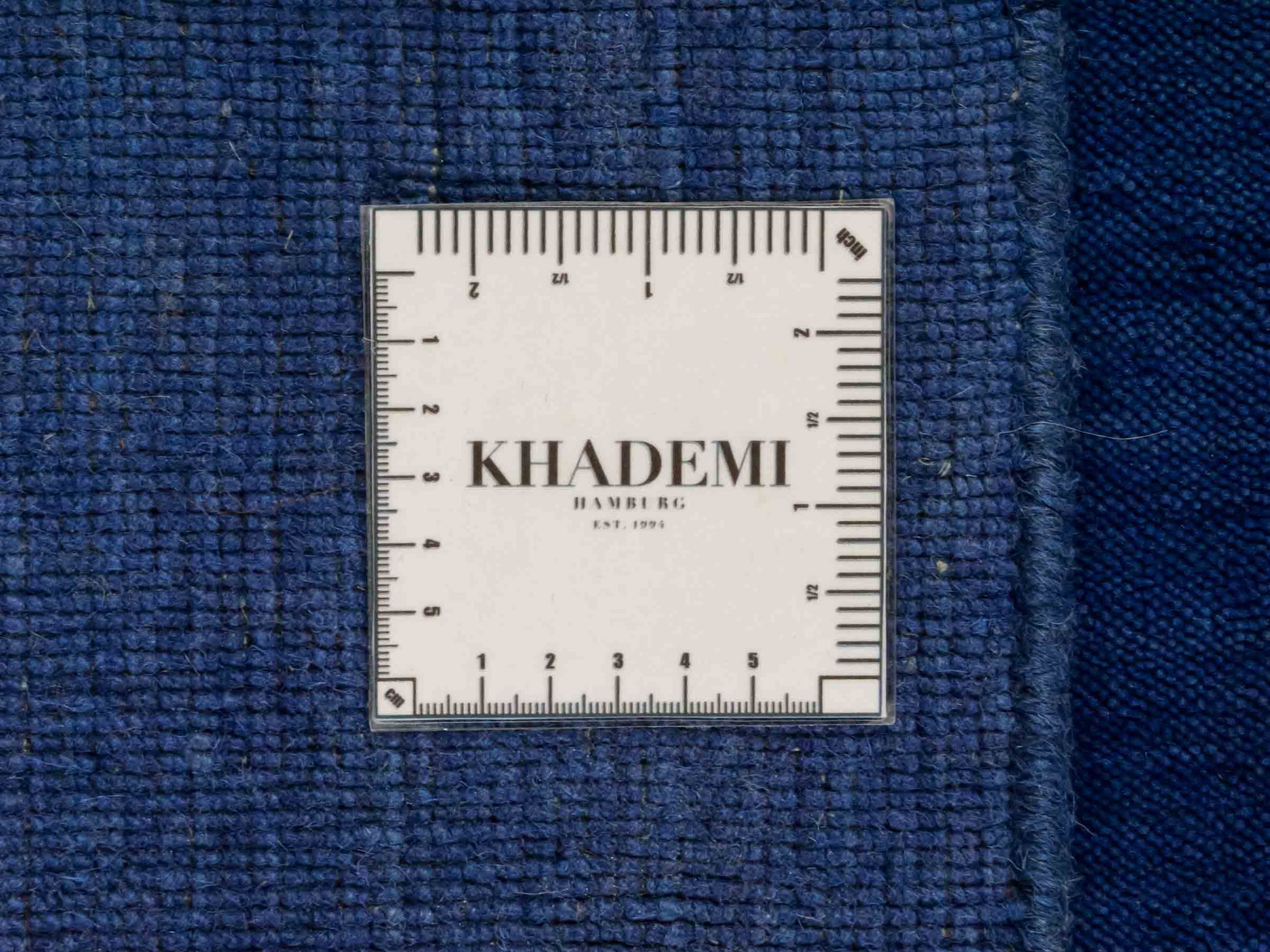 Moderner, Handloom Gabbeh Orientteppich von Khademi aus Wolle, blau. Einfarbiges Uni-Design. Produziert in Indien. Größe: 86x59cm. Teppichnummer: KB4-1592. Verkauf durch Jupiter Intl.