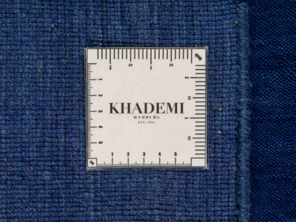 Moderner, Handloom Gabbeh Orientteppich von Khademi aus Wolle, blau. Einfarbiges Uni-Design. Produziert in Indien. Größe: 86x59cm. Teppichnummer: KB4-1592. Verkauf durch Jupiter Intl.
