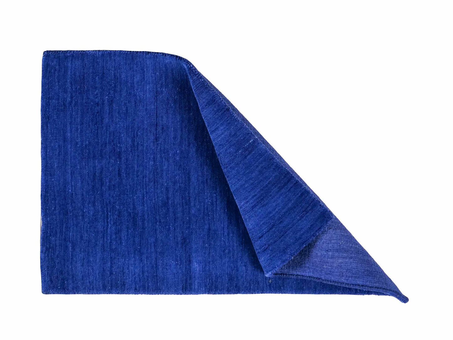 Moderner, Handloom Gabbeh Orientteppich von Khademi aus Wolle, blau. Einfarbiges Uni-Design. Produziert in Indien. Größe: 86x59cm. Teppichnummer: KB4-1592. Verkauf durch Jupiter Intl.