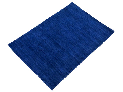 Moderner, Handloom Gabbeh Orientteppich von Khademi aus Wolle, blau. Einfarbiges Uni-Design. Produziert in Indien. Größe: 86x59cm. Teppichnummer: KB4-1592. Verkauf durch Jupiter Intl.