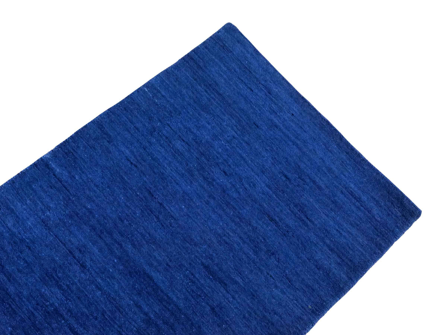 Moderner, Handloom Gabbeh Orientteppich von Khademi aus Wolle, blau. Einfarbiges Uni-Design. Produziert in Indien. Größe: 86x59cm. Teppichnummer: KB4-1592. Verkauf durch Jupiter Intl.