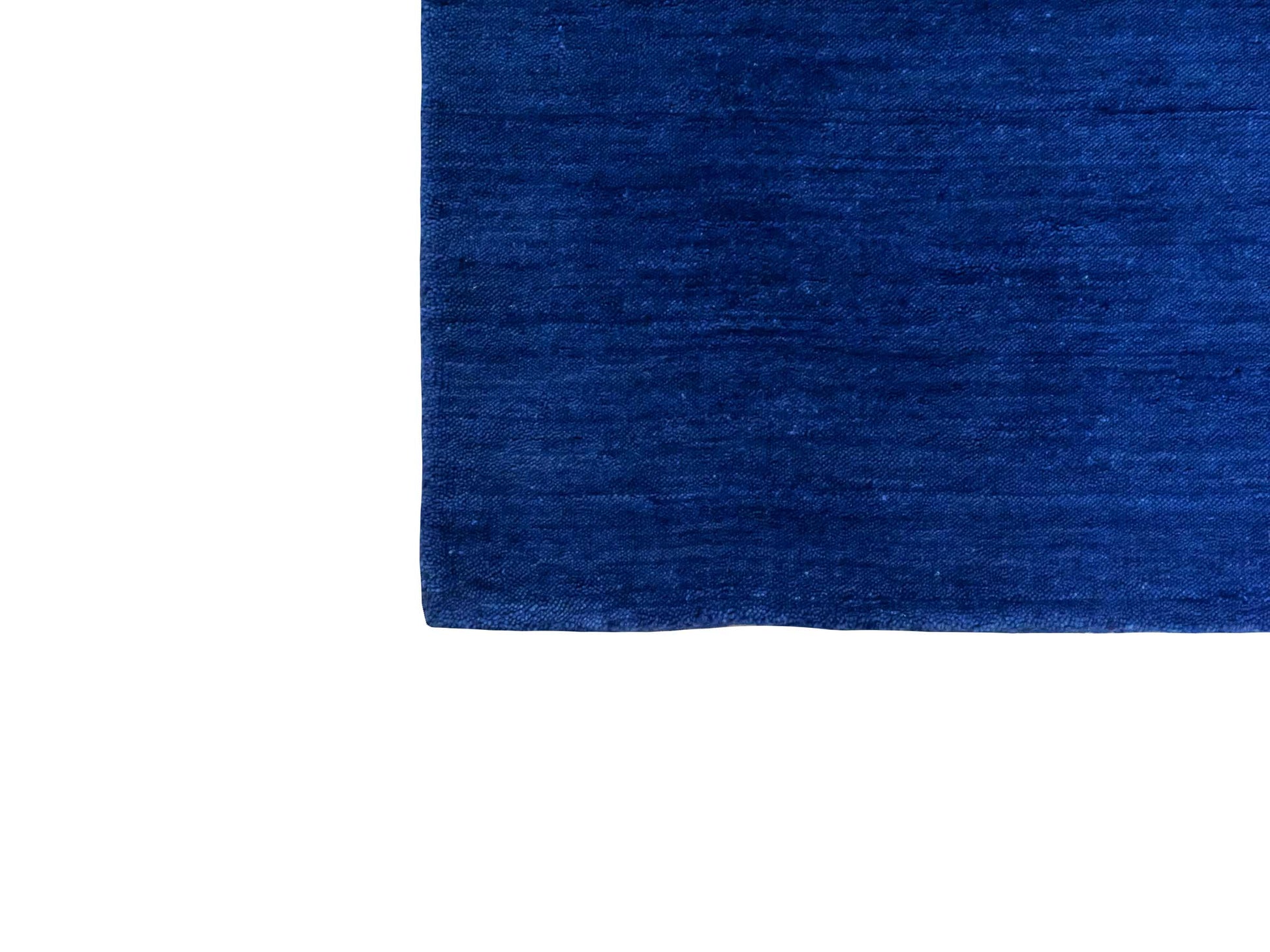 Moderner, Handloom Gabbeh Orientteppich von Khademi aus Wolle, blau. Einfarbiges Uni-Design. Produziert in Indien. Größe: 86x59cm. Teppichnummer: KB4-1592. Verkauf durch Jupiter Intl.