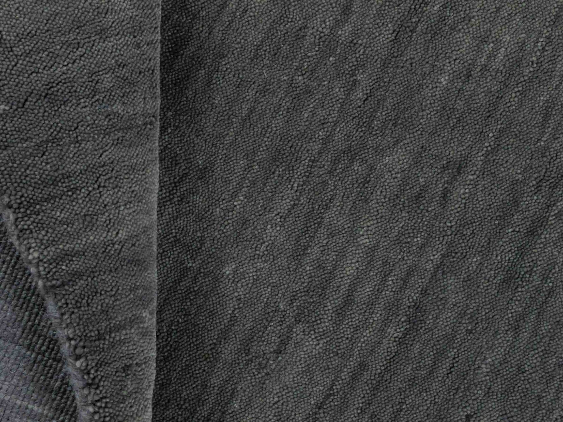 Moderner, Handloom Gabbeh Orientteppich von Khademi aus Wolle, grau. Einfarbiges Uni-Design. Produziert in Indien. Größe: 86x60cm. Teppichnummer: KB4-1609. Verkauf durch Jupiter Intl.