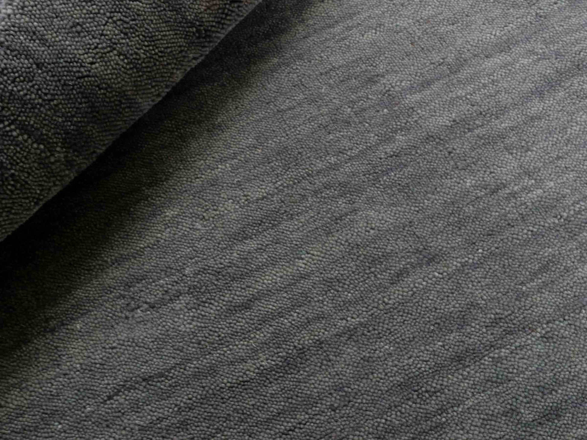 Moderner, Handloom Gabbeh Orientteppich von Khademi aus Wolle, grau. Einfarbiges Uni-Design. Produziert in Indien. Größe: 86x60cm. Teppichnummer: KB4-1609. Verkauf durch Jupiter Intl.