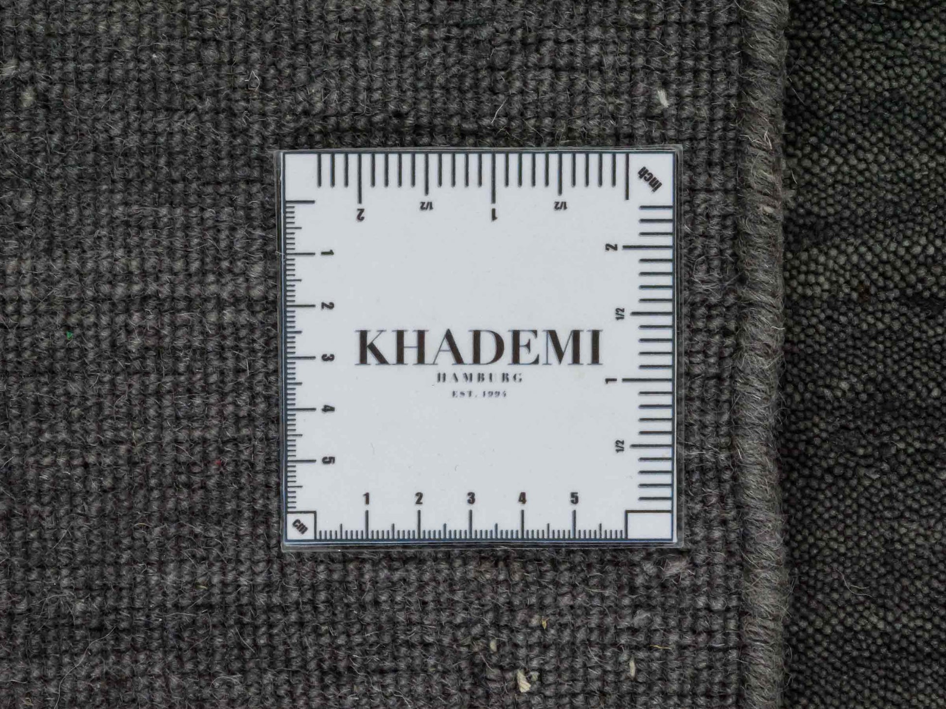 Moderner, Handloom Gabbeh Orientteppich von Khademi aus Wolle, grau. Einfarbiges Uni-Design. Produziert in Indien. Größe: 86x60cm. Teppichnummer: KB4-1609. Verkauf durch Jupiter Intl.