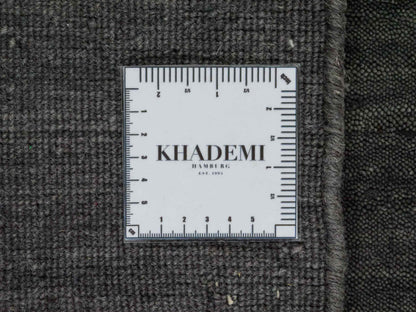 Moderner, Handloom Gabbeh Orientteppich von Khademi aus Wolle, grau. Einfarbiges Uni-Design. Produziert in Indien. Größe: 86x60cm. Teppichnummer: KB4-1609. Verkauf durch Jupiter Intl.