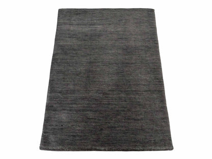 Moderner, Handloom Gabbeh Orientteppich von Khademi aus Wolle, grau. Einfarbiges Uni-Design. Produziert in Indien. Größe: 86x60cm. Teppichnummer: KB4-1609. Verkauf durch Jupiter Intl.