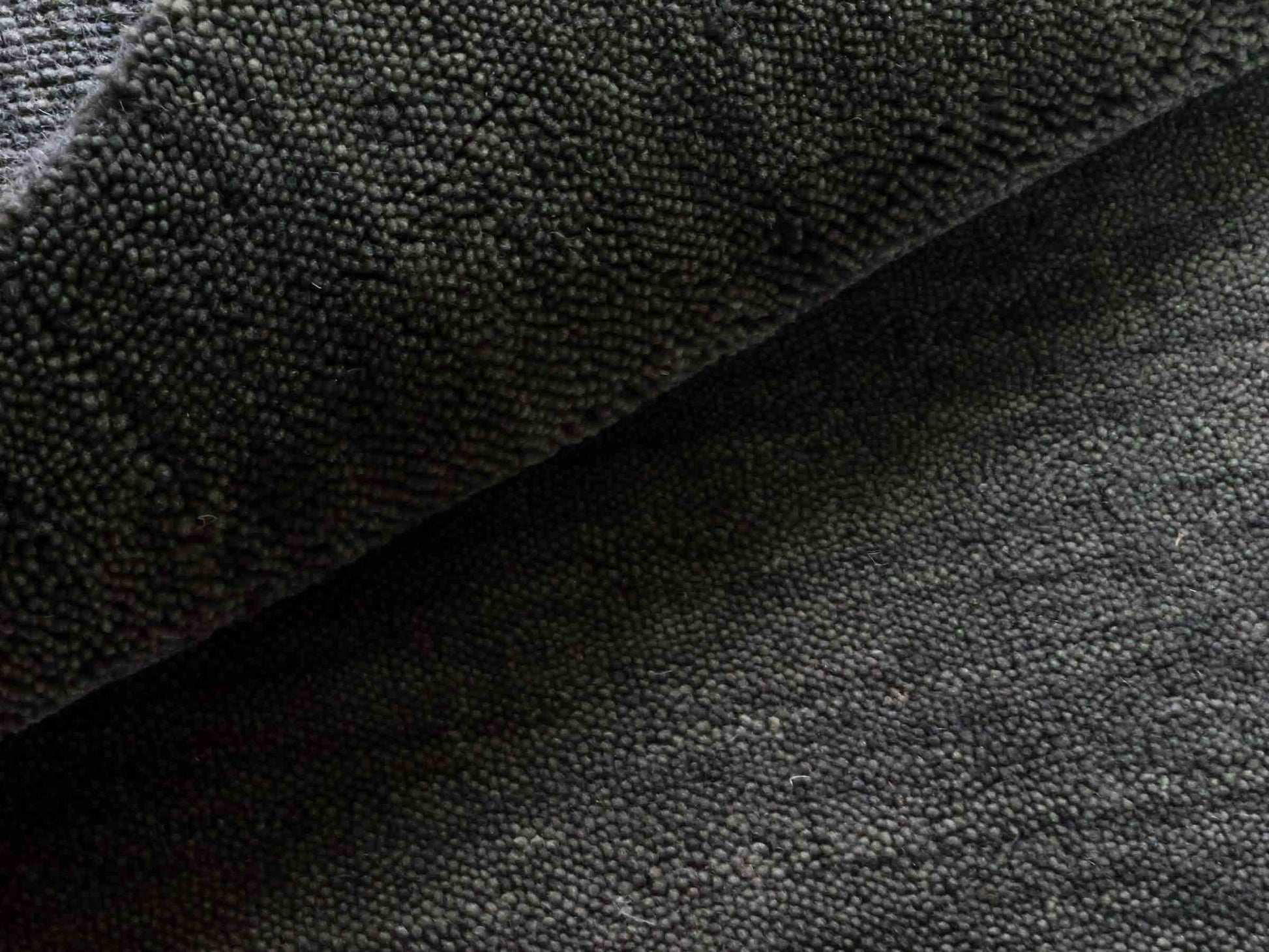 Moderner, Handloom Gabbeh Orientteppich von Khademi aus Wolle, grau. Einfarbiges Uni-Design. Produziert in Indien. Größe: 86x62cm. Teppichnummer: KB4-1608. Verkauf durch Jupiter Intl.