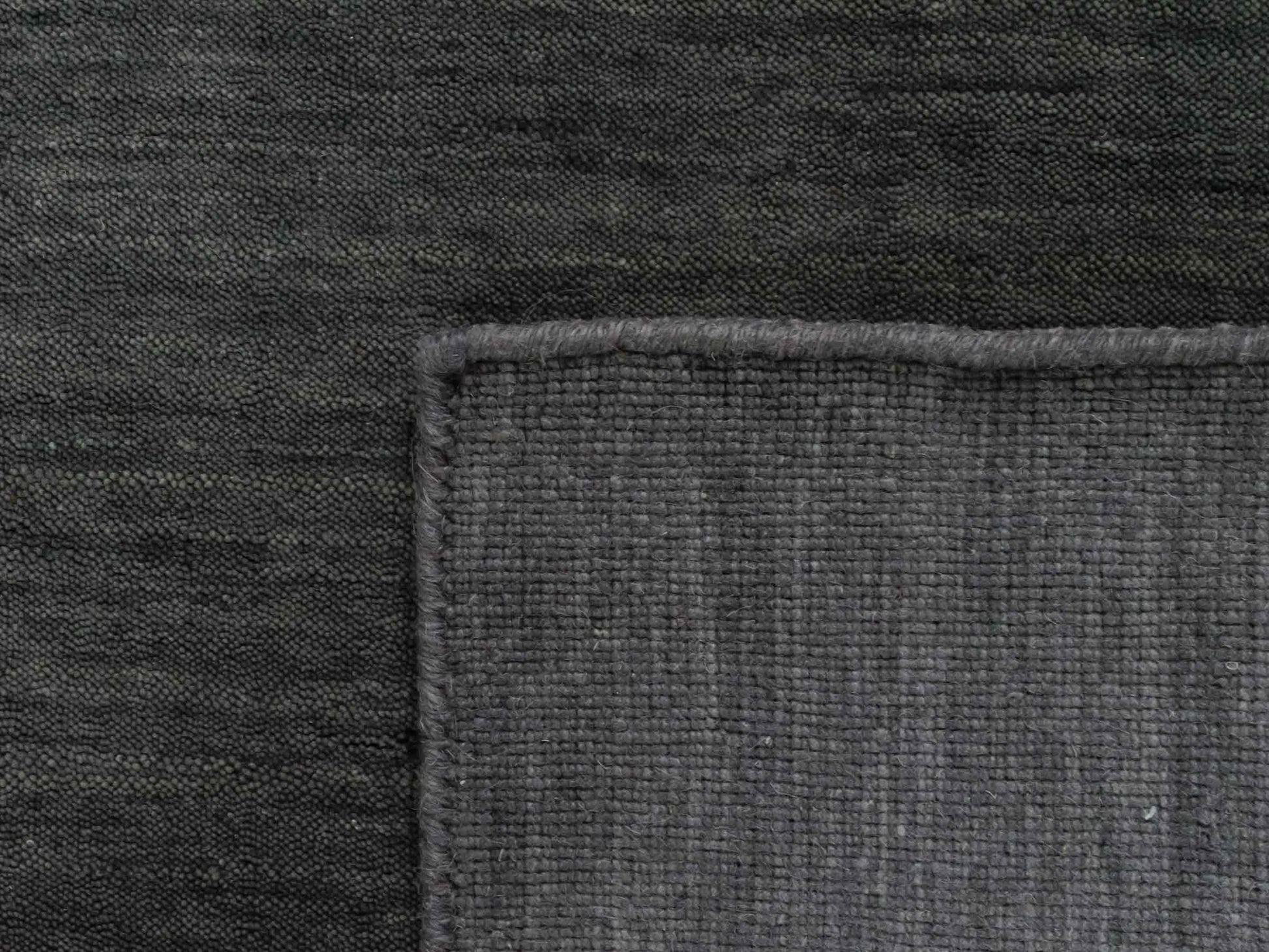 Moderner, Handloom Gabbeh Orientteppich von Khademi aus Wolle, grau. Einfarbiges Uni-Design. Produziert in Indien. Größe: 86x62cm. Teppichnummer: KB4-1608. Verkauf durch Jupiter Intl.