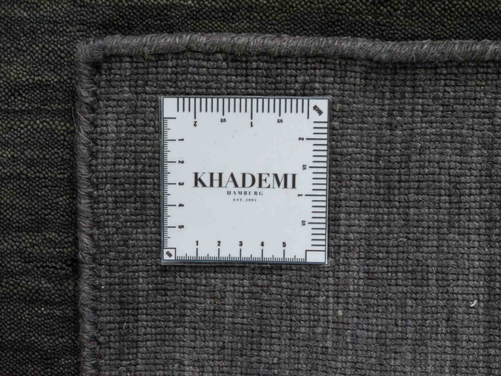 Moderner, Handloom Gabbeh Orientteppich von Khademi aus Wolle, grau. Einfarbiges Uni-Design. Produziert in Indien. Größe: 86x62cm. Teppichnummer: KB4-1608. Verkauf durch Jupiter Intl.