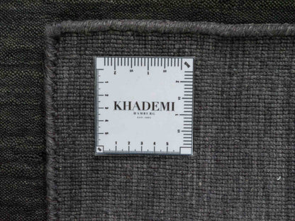 Moderner, Handloom Gabbeh Orientteppich von Khademi aus Wolle, grau. Einfarbiges Uni-Design. Produziert in Indien. Größe: 86x62cm. Teppichnummer: KB4-1608. Verkauf durch Jupiter Intl.