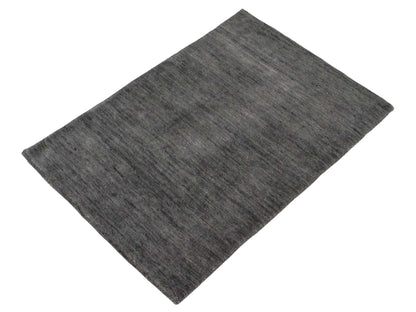 Moderner, Handloom Gabbeh Orientteppich von Khademi aus Wolle, grau. Einfarbiges Uni-Design. Produziert in Indien. Größe: 86x62cm. Teppichnummer: KB4-1608. Verkauf durch Jupiter Intl.