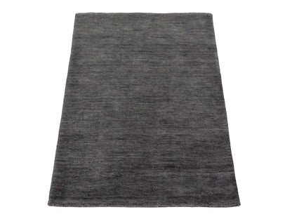 Moderner, Handloom Gabbeh Orientteppich von Khademi aus Wolle, grau. Einfarbiges Uni-Design. Produziert in Indien. Größe: 86x62cm. Teppichnummer: KB4-1608. Verkauf durch Jupiter Intl.