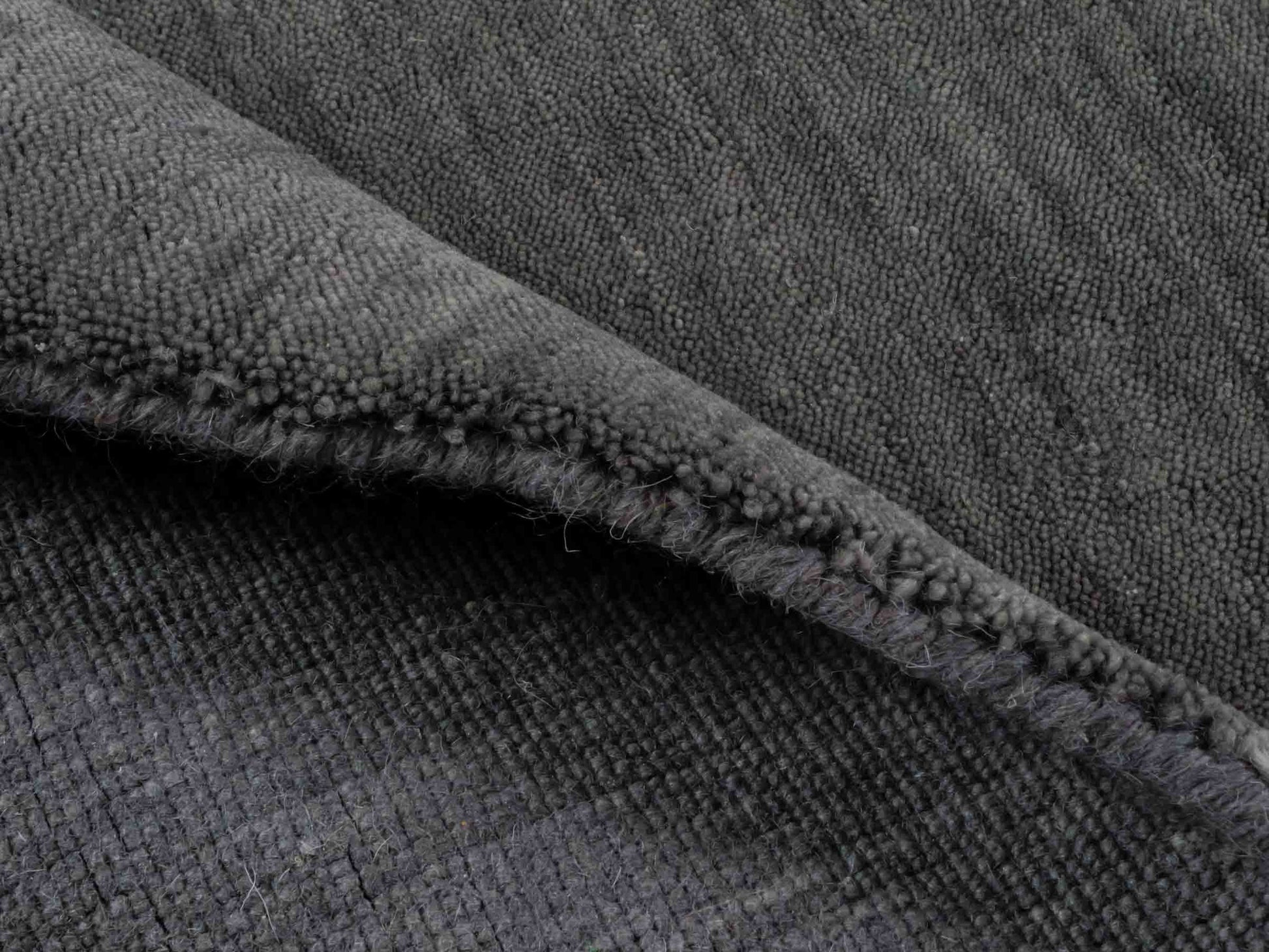 Moderner, Handloom Gabbeh Orientteppich von Khademi aus Wolle, grau. Einfarbiges Uni-Design. Produziert in Indien. Größe: 86x62cm. Teppichnummer: KB4-1608. Verkauf durch Jupiter Intl.