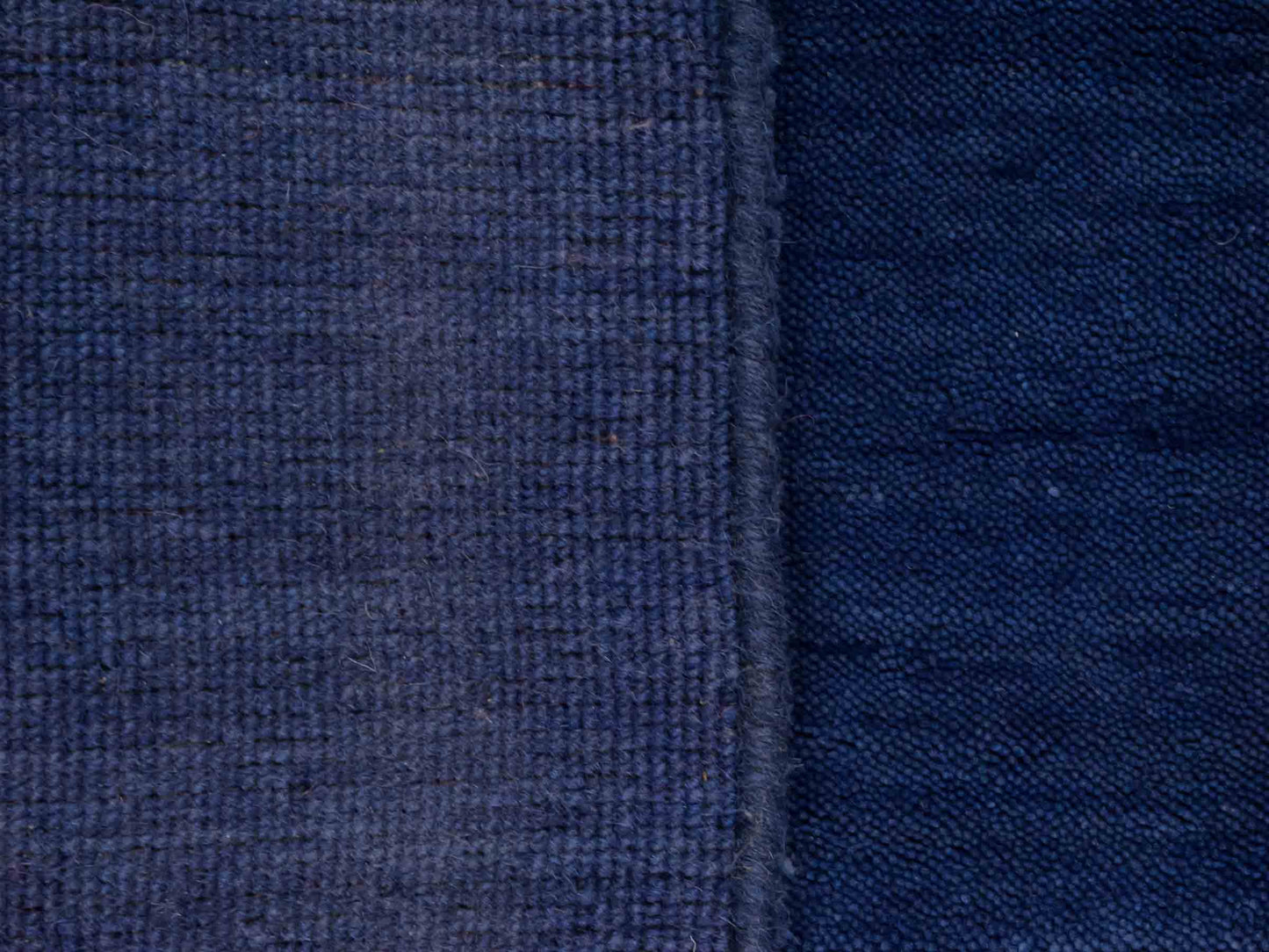 Moderner, Handloom Gabbeh Orientteppich von Khademi aus Wolle, blau. Einfarbiges Uni-Design. Produziert in Indien. Größe: 88x59cm. Teppichnummer: KB4-1594. Verkauf durch Jupiter Intl.