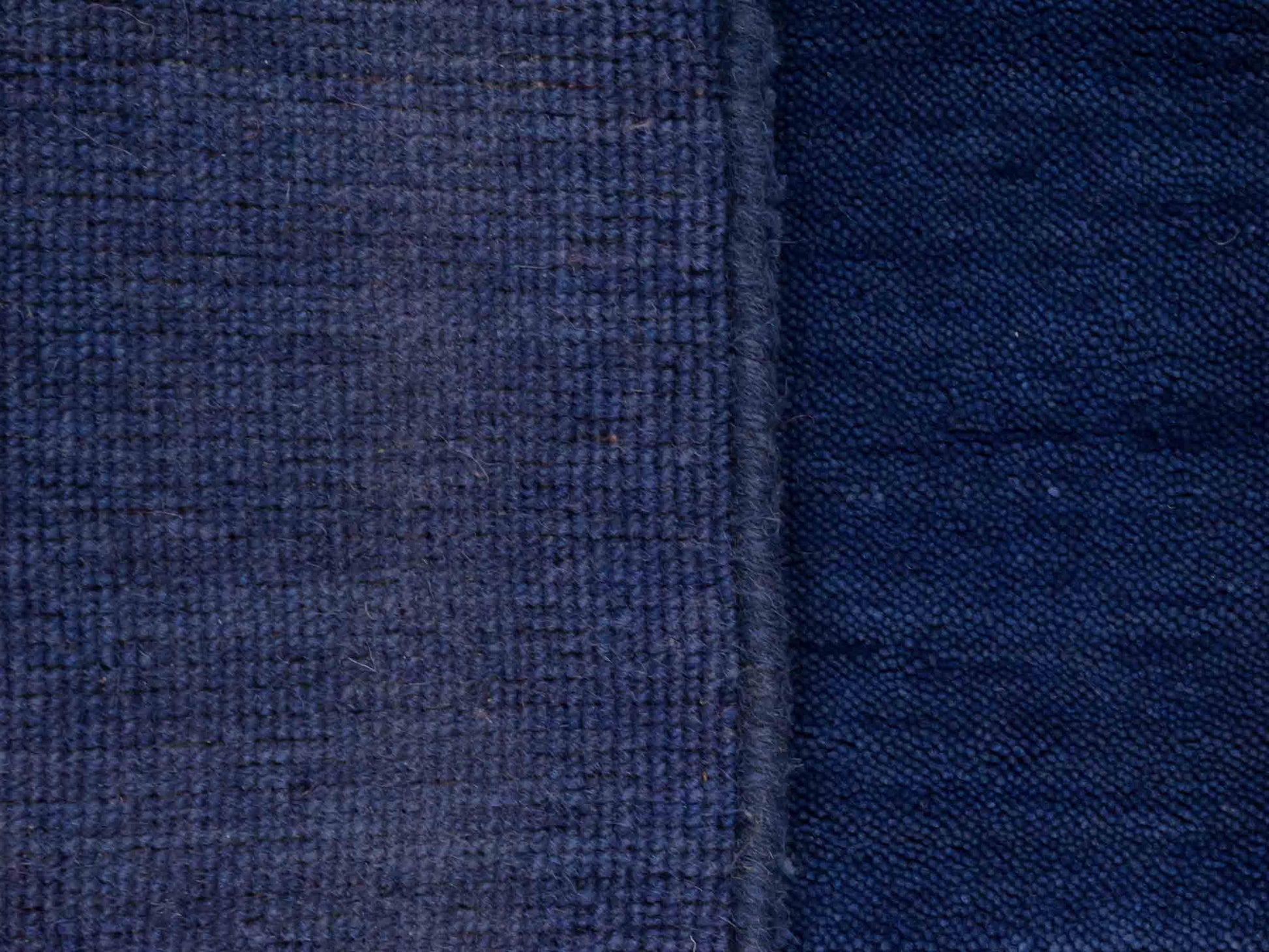 Moderner, Handloom Gabbeh Orientteppich von Khademi aus Wolle, blau. Einfarbiges Uni-Design. Produziert in Indien. Größe: 88x59cm. Teppichnummer: KB4-1594. Verkauf durch Jupiter Intl.