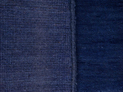 Moderner, Handloom Gabbeh Orientteppich von Khademi aus Wolle, blau. Einfarbiges Uni-Design. Produziert in Indien. Größe: 88x59cm. Teppichnummer: KB4-1594. Verkauf durch Jupiter Intl.