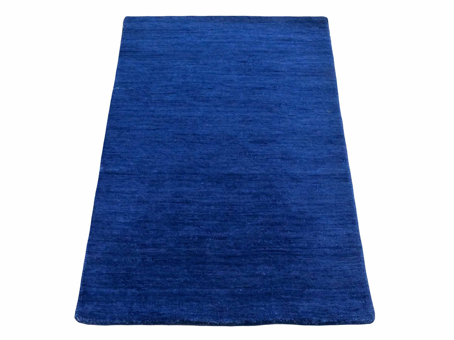 Moderner, Handloom Gabbeh Orientteppich von Khademi aus Wolle, blau. Einfarbiges Uni-Design. Produziert in Indien. Größe: 88x59cm. Teppichnummer: KB4-1594. Verkauf durch Jupiter Intl.