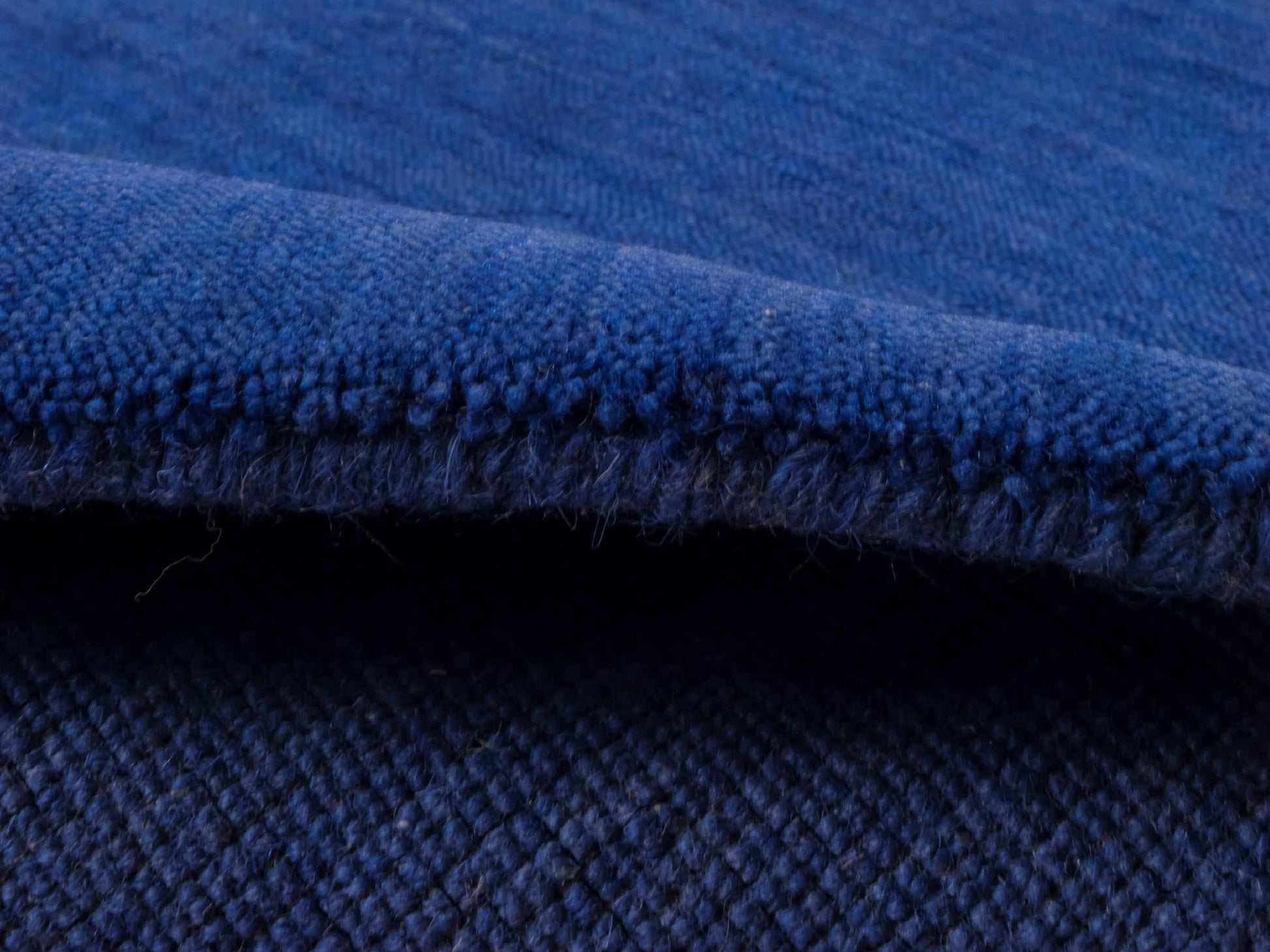 Moderner, Handloom Gabbeh Orientteppich von Khademi aus Wolle, blau. Einfarbiges Uni-Design. Produziert in Indien. Größe: 88x59cm. Teppichnummer: KB4-1594. Verkauf durch Jupiter Intl.