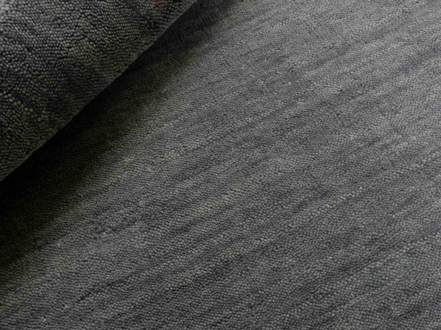 Moderner, Handloom Gabbeh Orientteppich von Khademi aus Wolle, grau. Einfarbiges Uni-Design. Produziert in Indien. Größe: 88x60cm. Teppichnummer: KB4-1610. Verkauf durch Jupiter Intl.