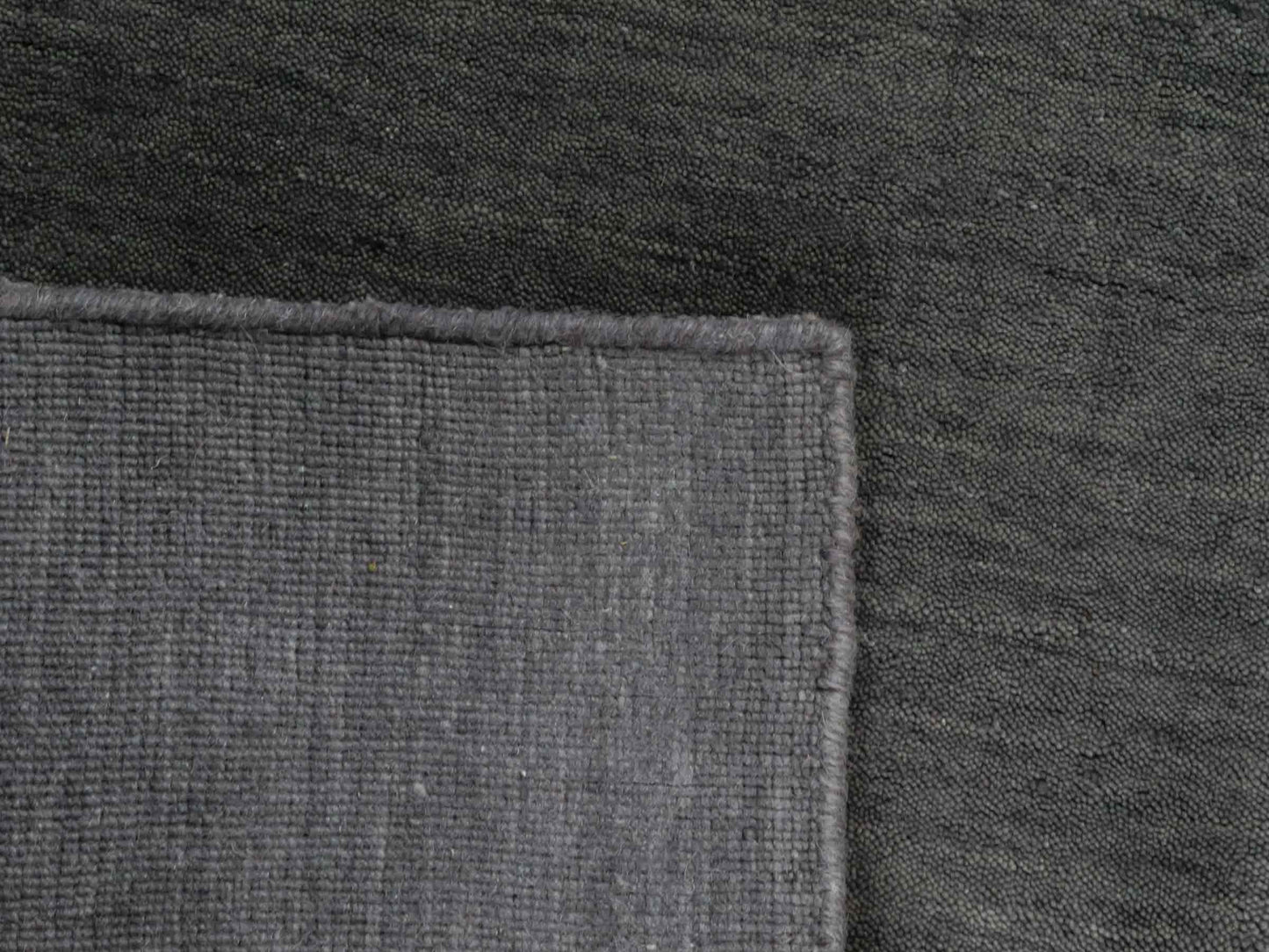 Moderner, Handloom Gabbeh Orientteppich von Khademi aus Wolle, grau. Einfarbiges Uni-Design. Produziert in Indien. Größe: 88x60cm. Teppichnummer: KB4-1610. Verkauf durch Jupiter Intl.