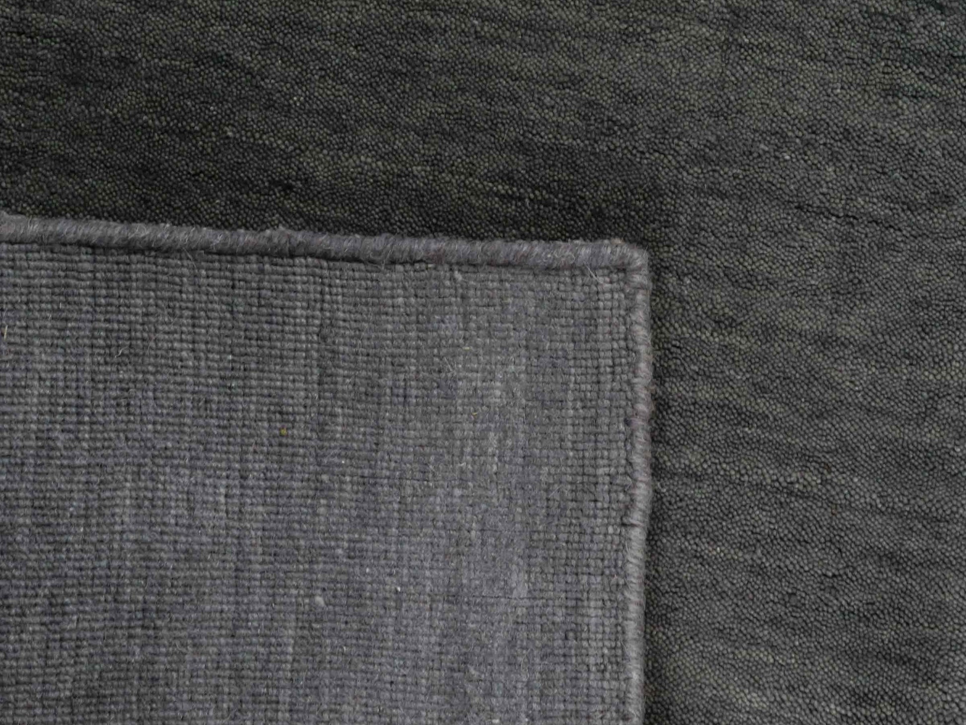 Moderner, Handloom Gabbeh Orientteppich von Khademi aus Wolle, grau. Einfarbiges Uni-Design. Produziert in Indien. Größe: 88x60cm. Teppichnummer: KB4-1610. Verkauf durch Jupiter Intl.