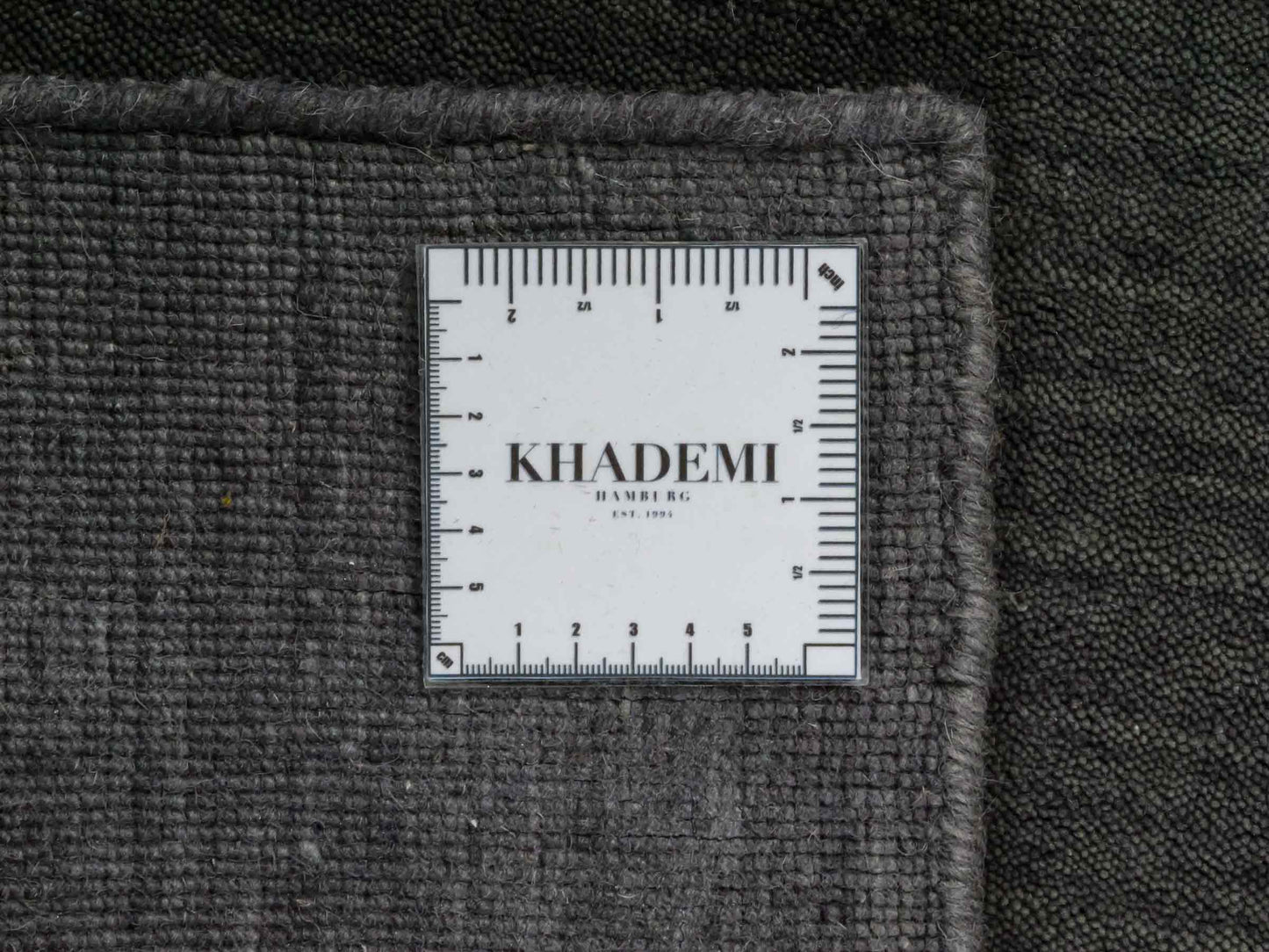 Moderner, Handloom Gabbeh Orientteppich von Khademi aus Wolle, grau. Einfarbiges Uni-Design. Produziert in Indien. Größe: 88x60cm. Teppichnummer: KB4-1610. Verkauf durch Jupiter Intl.