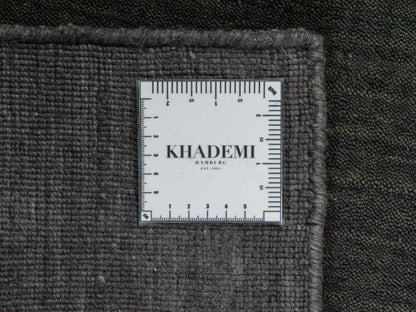 Moderner, Handloom Gabbeh Orientteppich von Khademi aus Wolle, grau. Einfarbiges Uni-Design. Produziert in Indien. Größe: 88x60cm. Teppichnummer: KB4-1610. Verkauf durch Jupiter Intl.