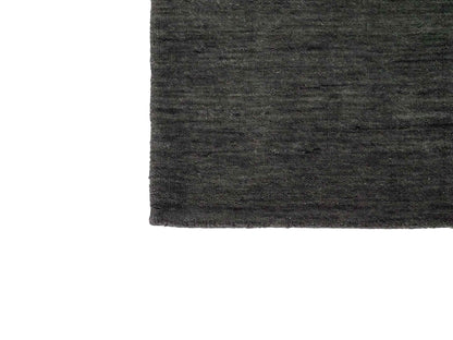 Moderner, Handloom Gabbeh Orientteppich von Khademi aus Wolle, grau. Einfarbiges Uni-Design. Produziert in Indien. Größe: 88x60cm. Teppichnummer: KB4-1610. Verkauf durch Jupiter Intl.