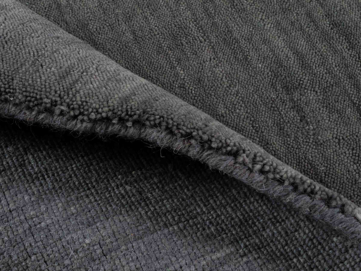 Moderner, Handloom Gabbeh Orientteppich von Khademi aus Wolle, grau. Einfarbiges Uni-Design. Produziert in Indien. Größe: 88x60cm. Teppichnummer: KB4-1610. Verkauf durch Jupiter Intl.