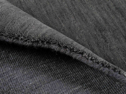 Moderner, Handloom Gabbeh Orientteppich von Khademi aus Wolle, grau. Einfarbiges Uni-Design. Produziert in Indien. Größe: 88x60cm. Teppichnummer: KB4-1610. Verkauf durch Jupiter Intl.