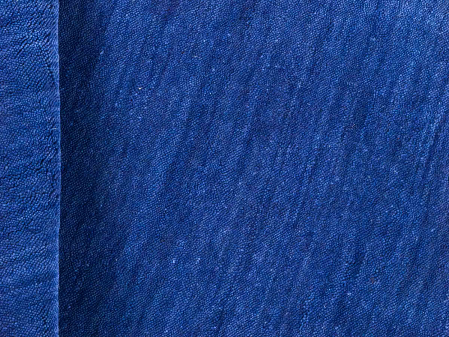 Moderner, Handloom Gabbeh Orientteppich von Khademi aus Wolle, blau. Einfarbiges Uni-Design. Produziert in Indien. Größe: 89x59cm. Teppichnummer: KB4-1593. Verkauf durch Jupiter Intl.