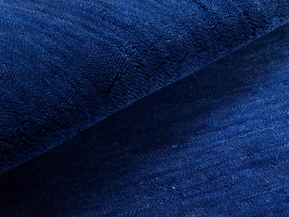 Moderner, Handloom Gabbeh Orientteppich von Khademi aus Wolle, blau. Einfarbiges Uni-Design. Produziert in Indien. Größe: 89x59cm. Teppichnummer: KB4-1593. Verkauf durch Jupiter Intl.