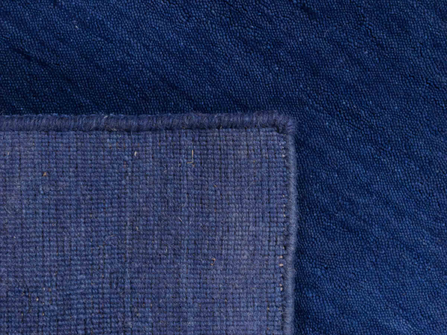 Moderner, Handloom Gabbeh Orientteppich von Khademi aus Wolle, blau. Einfarbiges Uni-Design. Produziert in Indien. Größe: 89x59cm. Teppichnummer: KB4-1593. Verkauf durch Jupiter Intl.