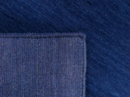 Moderner, Handloom Gabbeh Orientteppich von Khademi aus Wolle, blau. Einfarbiges Uni-Design. Produziert in Indien. Größe: 89x59cm. Teppichnummer: KB4-1593. Verkauf durch Jupiter Intl.