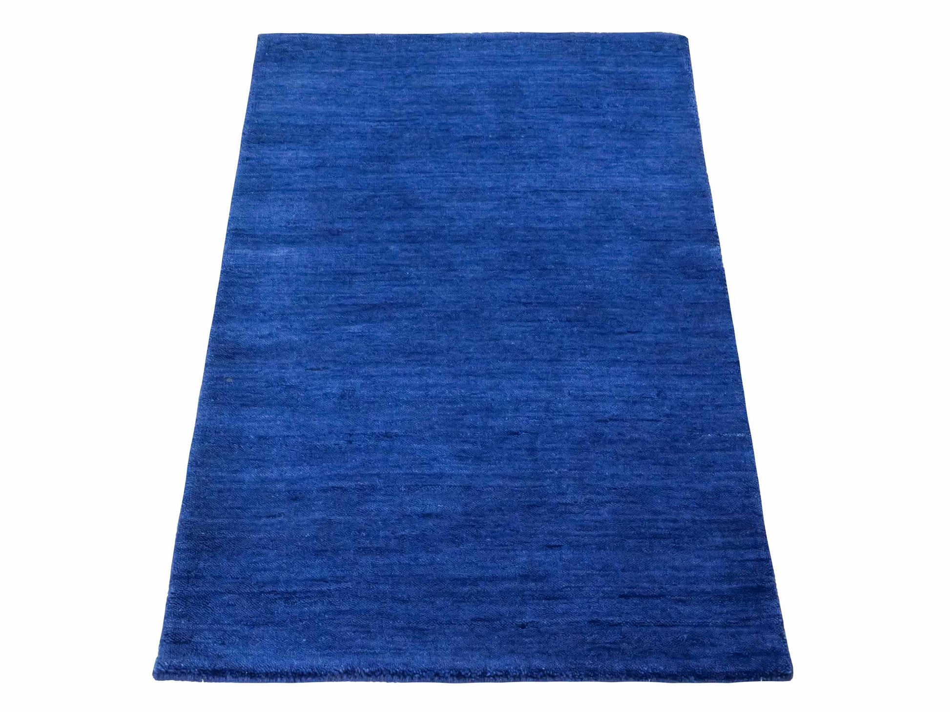 Moderner, Handloom Gabbeh Orientteppich von Khademi aus Wolle, blau. Einfarbiges Uni-Design. Produziert in Indien. Größe: 89x59cm. Teppichnummer: KB4-1593. Verkauf durch Jupiter Intl.