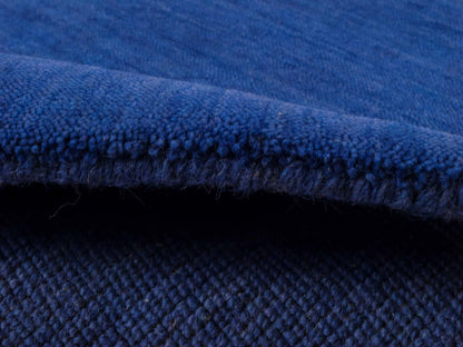 Moderner, Handloom Gabbeh Orientteppich von Khademi aus Wolle, blau. Einfarbiges Uni-Design. Produziert in Indien. Größe: 89x59cm. Teppichnummer: KB4-1593. Verkauf durch Jupiter Intl.