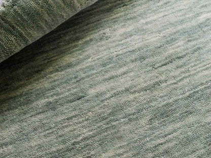 Moderner, Handloom Gabbeh Orientteppich von Khademi aus Wolle, mintgrün. Einfarbiges Uni-Design. Produziert in Indien. Größe: 92x58cm. Teppichnummer: KB4-1566. Verkauf durch Jupiter Intl.