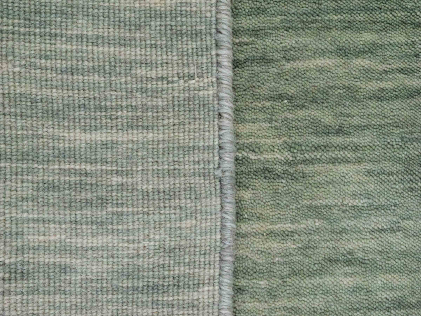 Moderner, Handloom Gabbeh Orientteppich von Khademi aus Wolle, mintgrün. Einfarbiges Uni-Design. Produziert in Indien. Größe: 92x58cm. Teppichnummer: KB4-1566. Verkauf durch Jupiter Intl.