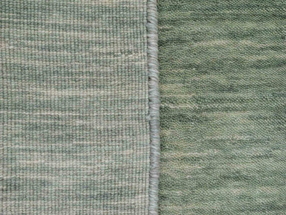 Moderner, Handloom Gabbeh Orientteppich von Khademi aus Wolle, mintgrün. Einfarbiges Uni-Design. Produziert in Indien. Größe: 92x58cm. Teppichnummer: KB4-1566. Verkauf durch Jupiter Intl.