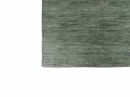 Moderner, Handloom Gabbeh Orientteppich von Khademi aus Wolle, mintgrün. Einfarbiges Uni-Design. Produziert in Indien. Größe: 92x58cm. Teppichnummer: KB4-1566. Verkauf durch Jupiter Intl.